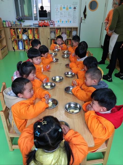 早教中心 托班 吃饭