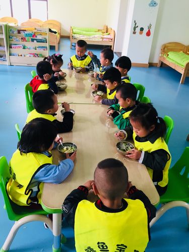 早教中心 托班 吃饭