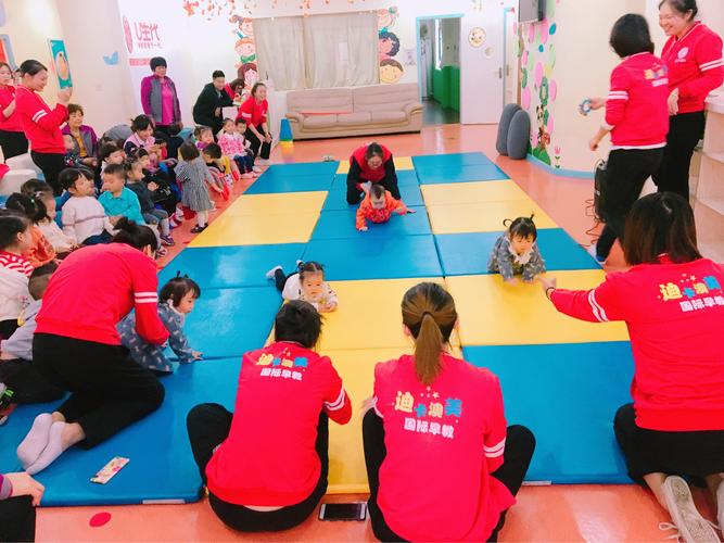 宝宝爬行比赛主持早教