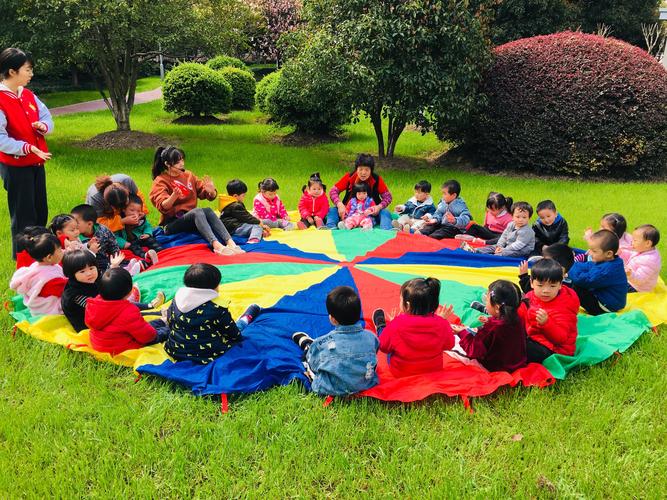 社区早教户外集体游戏