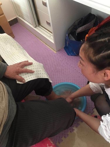 给外公洗脚600字初中