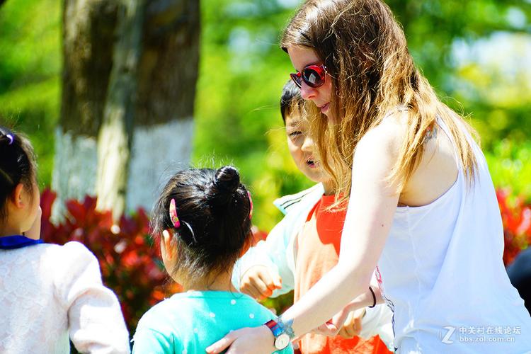 外教和中国老师对早教