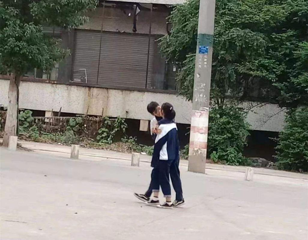 小学生接吻的图片大全