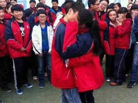 小学生接吻的图片大全